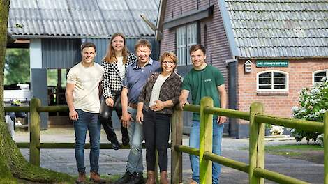 De familie Lubbersen poseert trots op hun ‘Sterkste Erf’. Kevin, Claudia, Wim, Els en Twan (v.l.n.r.) wilden met hun deelname sectorgenoten inspireren aan de slag te gaan met de toekomst.