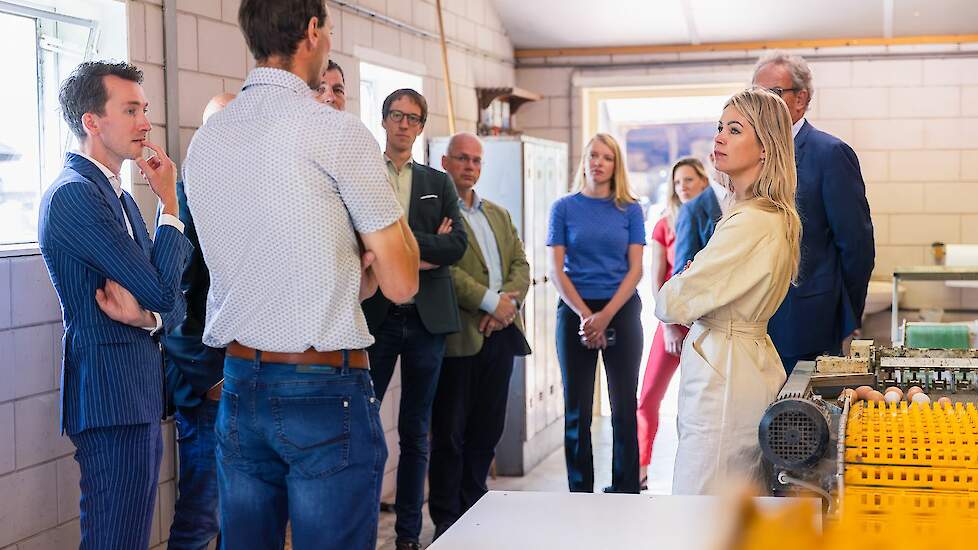 De minister luistert naar de uitleg van Theo Folmer.