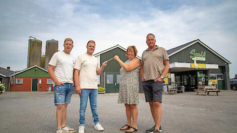 Dirk (tweede van links) en zijn broer André willen het bedrijf binnen nu en vijf jaar overnemen van hun ouders Hergen en Jenneke.