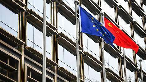 Hier nog gebroederlijk naast elkaar bij het Europarlement, de Europese en de Chinese vlag.