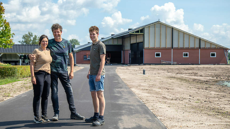 Gijs, Annette en hun zoon Swen van Oosterhout bouwden een nieuwe stal voor 20.000 ster-kuikens.