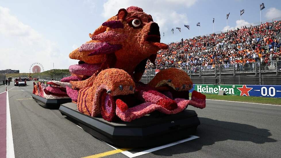 De oranje leeuw met duizenden bloemen tijdens de ‘Drivers Parade’ net voordat de leeuw begonnen.