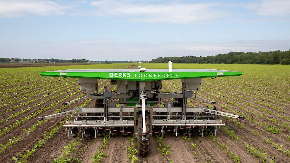 Veldrobots, zoals deze FarmDroid, zijn superlicht en helpen bodemverdichting voorkomen. Naast het voordeel van arbeidsbesparing natuurlijk.