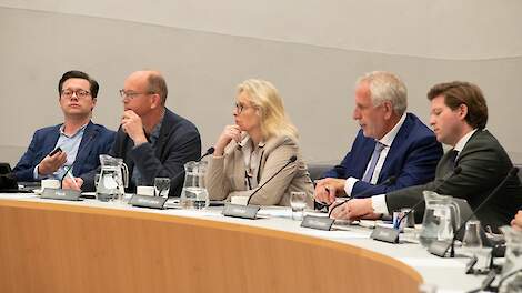 De nieuwe coalitie. V.l.n.r.: griffier, Cor Pierik (BBB), Jeanet Nijhof-Leeuw (PVV), Harm Holman (NSC) en Thom van Campen (VVD).