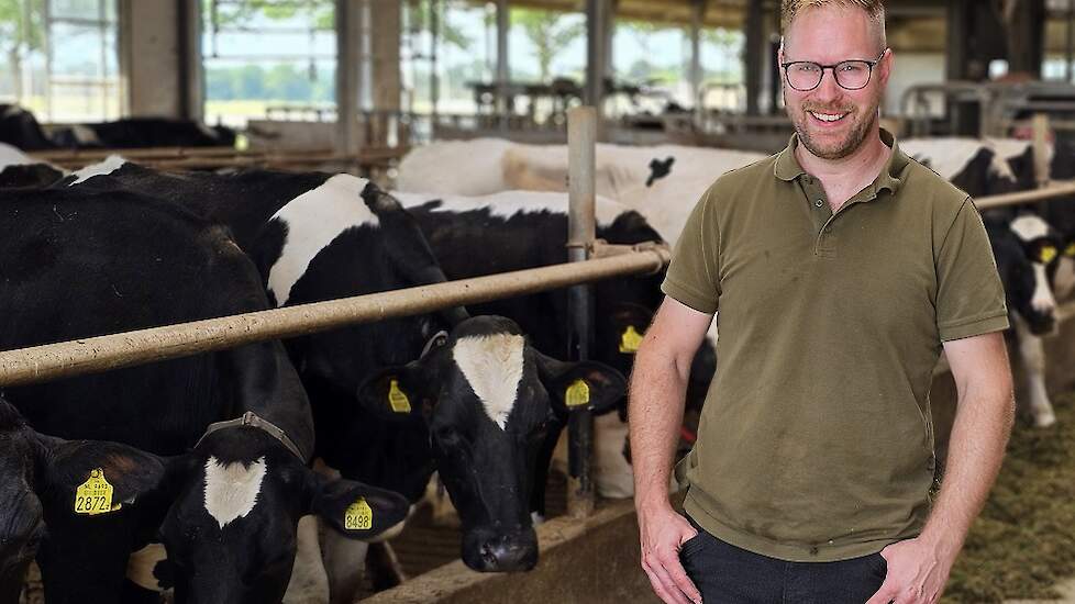 Melkveehouder Rik Zeegers in de stal bij koeien