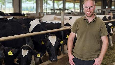 Melkveehouder Rik Zeegers in de stal bij koeien