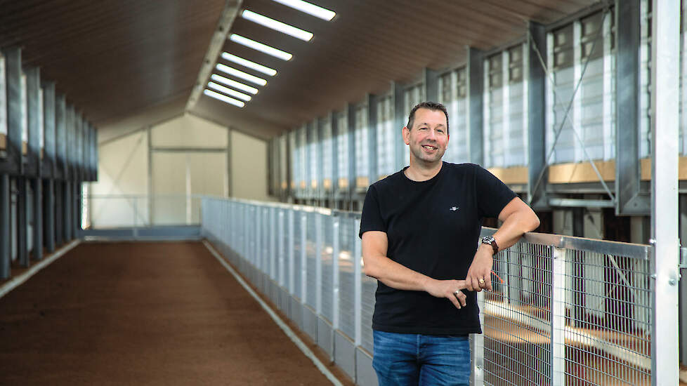 Bart Janssen bij de overdekte uitloop van twee oudere stallen.