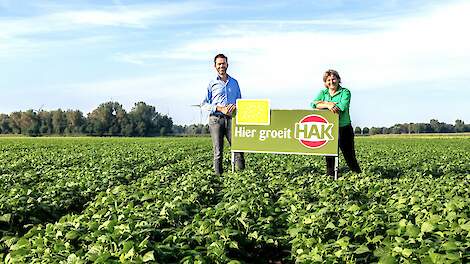 Joachim Nieuwhoff en teler Dyanne Schrauwen in de bonen.