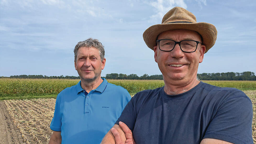 Akkerbouwer Mathijs Slootweg (voorgrond) en melkveehouder Kees de Groot mochten bij wijze van proef een gezamenlijke mestboekhouding voeren.