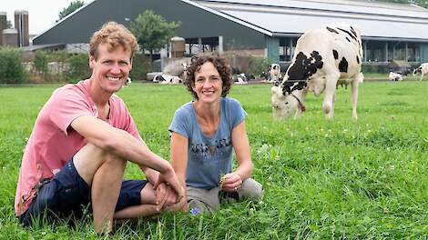 Kruidenrijk grasland draagt volgens Nico en Noortje Miedema bij aan de biodiversiteit en is beter bestand tegen extreem weer.