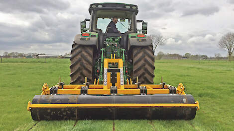 Grasland woelen kan storende lagen in grasland doorbreken. Op de foto de Shakaerator van McConnel. Deze graslandwoeler heeft een vibrerende functie.