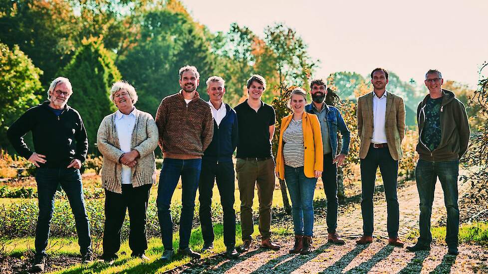 Samenwerkingsverband van koolstofboeren. Vlnr: Gerrit Marsman sr. (De Eerste), Pipie Smits van Oyen (De Koekoek), Joris Kollewijn (De Lepelaar), Erik Does (Ekoplaza), Steven IJzerman (Ekoplaza), Heleen Klinkert Vadalkar (Nieuw Groen), Harrie van den Elzen