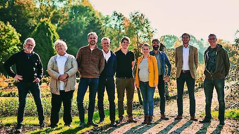 Samenwerkingsverband van koolstofboeren. Vlnr: Gerrit Marsman sr. (De Eerste), Pipie Smits van Oyen (De Koekoek), Joris Kollewijn (De Lepelaar), Erik Does (Ekoplaza), Steven IJzerman (Ekoplaza), Heleen Klinkert Vadalkar (Nieuw Groen), Harrie van den Elzen