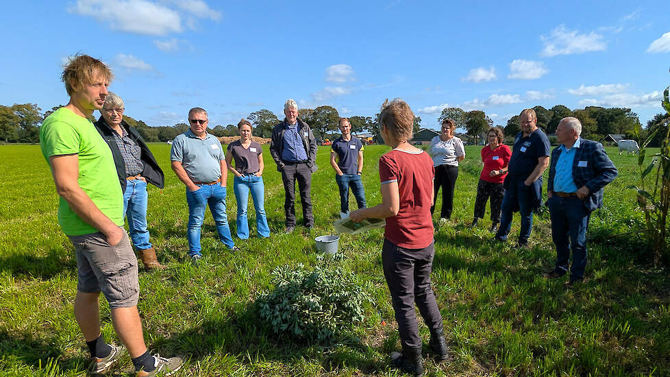 Links op de foto in lichtgroen Luuk Hoenderken. Hij is melkveehouder en heeft heel goede ervaringen met mengteelt van erwten en gerst.