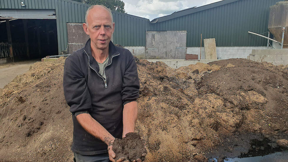 Melkveehouder Han Kraaijvanger koopt elk jaar compost aan. Een deel daarvan mengt hij door de drijfmest om de kwaliteit van de mest te verbeteren.