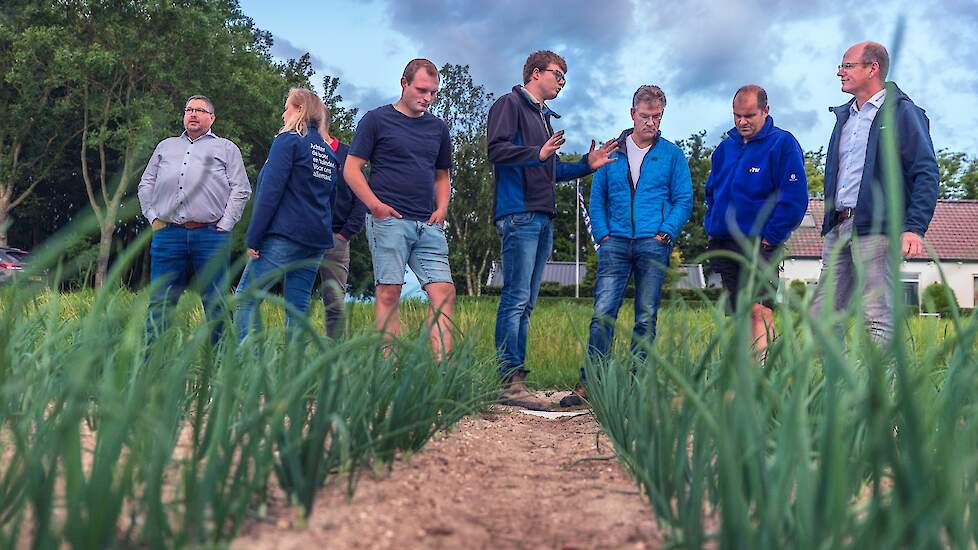 In gesprek over maatregelen op het gebied van agrarisch bodem- en waterbeheer.