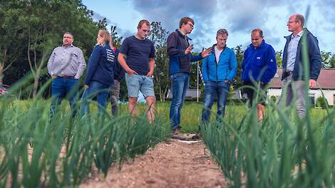 In gesprek over maatregelen op het gebied van agrarisch bodem- en waterbeheer.