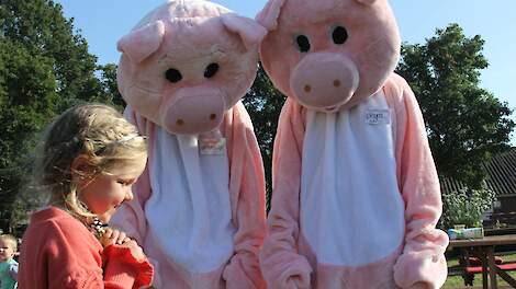 Kinderen waren enthousiast tijdens het Weekend van het Varken bij de familie Leeijen in Vinkel (NB).