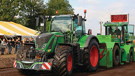 Fieke Schepens heeft naar haar zin in de cabine van de Fendt 720. Ze trok over beide runs de vierde afstand, maar de trekker was iets te zwaar en reed buiten mededinging.