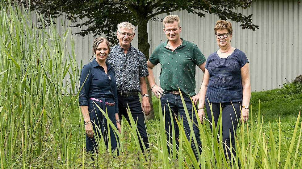 De manier van werken op het vleeskuikenbedrijf V.O.F. Pluimveebedrijf Haan is arbeidsintensief, maar door de inzet van de vier gedreven ondernemers is het succesvol en kunnen ze kostenbesparend werken. (v.l.n.r.) Marja, Klaas, Arjan en Harma Haan.