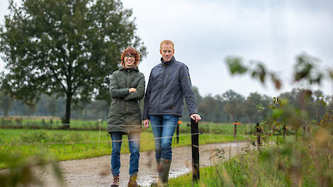 Linda en Gerbert bij het nieuwe kavelpad met een aangeplante voederhaag.