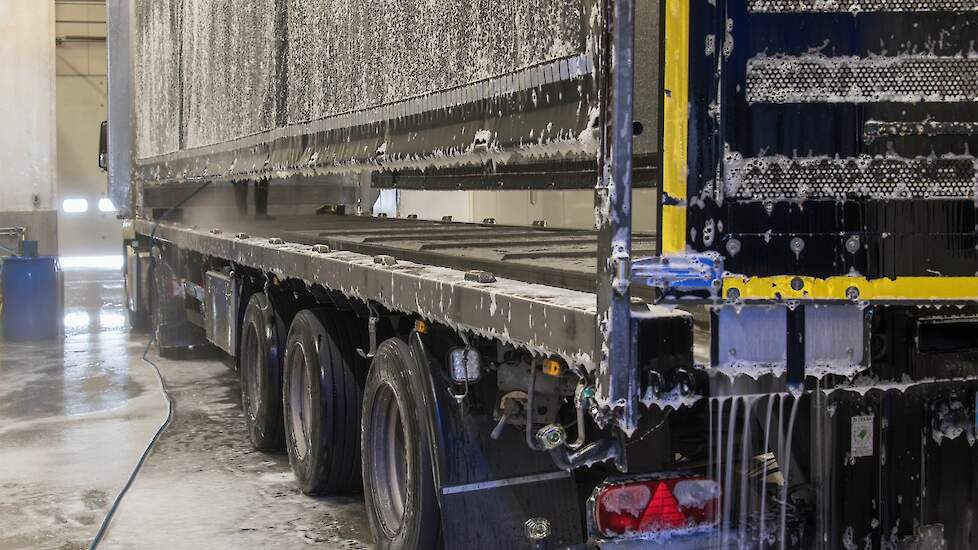 In verband met uitbraken van de hoog pathogene vogelgriepuitbraken in Bulgarije en Hongarije moeten lege en geladen vervoermiddelen voor pluimvee of broedeieren, die terugkeren of komen uit Bulgarije en Hongarije onmiddellijk na binnenkomst in Nederland e