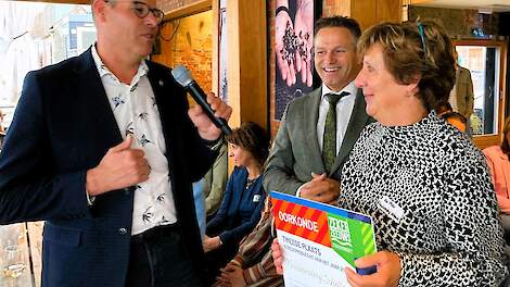 Gedeputeerde Arno Vael overhandigt aan Els Mesu van Kaasboerderij Schellach de 2e prijs Streekproducent 2024