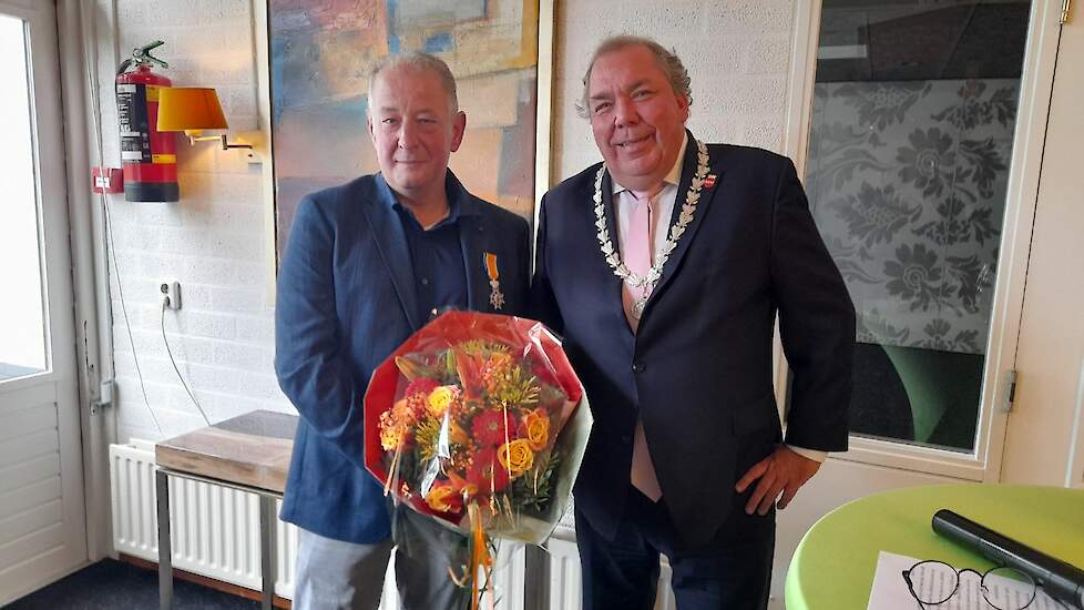 John Spithoven geridderd door burgemeester van gemeente Buren