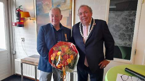 John Spithoven geridderd door burgemeester van gemeente Buren