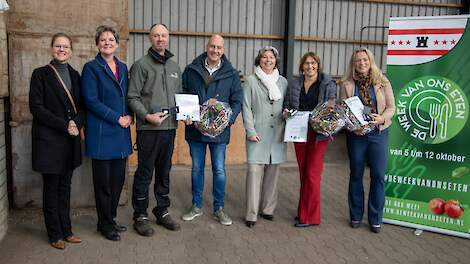 Vlnr: Josee Bakker (accountmanager economische zaken gemeente Hoogeveen), gedeputeerde Willemien Meeuwissen, Kees Sijbenga, wethouder Rico Schans (Midden-Drenthe), wethouder Renate Masselink (Westerveld), Evelien Smit en Ruth Middelwijk.