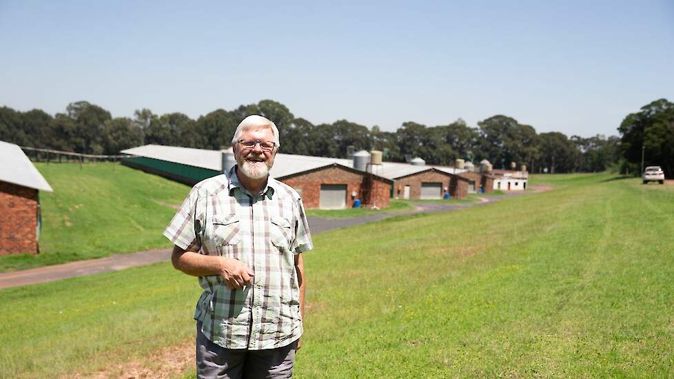 Francois van den Bergh (68) houdt in Bapsfontein 156.000 vleeskuikens in 8 stallen.