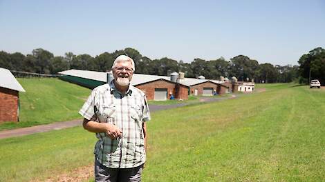 Francois van den Bergh (68) houdt in Bapsfontein 156.000 vleeskuikens in 8 stallen.