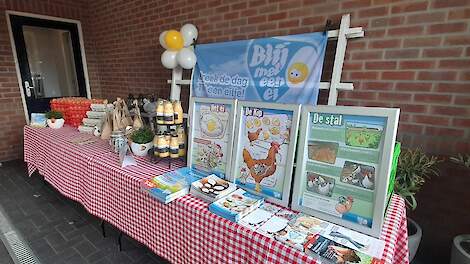 Jolanda Bloeming richtte een informatieve stand in onder de carport