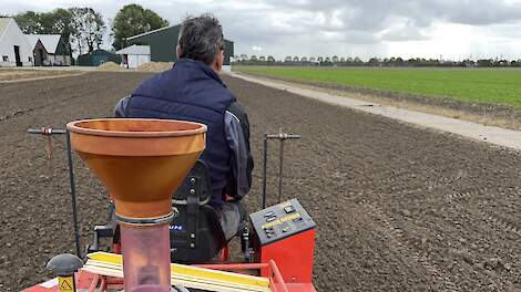 Afgelopen week is er een praktijkproef gezaaid in Westmaas op de locatie van de WUR. In deze proef worden de nieuwe BYDV (dwergvergelingsvirus) resistente rassen met het unieke YD4 gen in de  praktijk getest ten opzichte van huidige gangbare wintergerstra