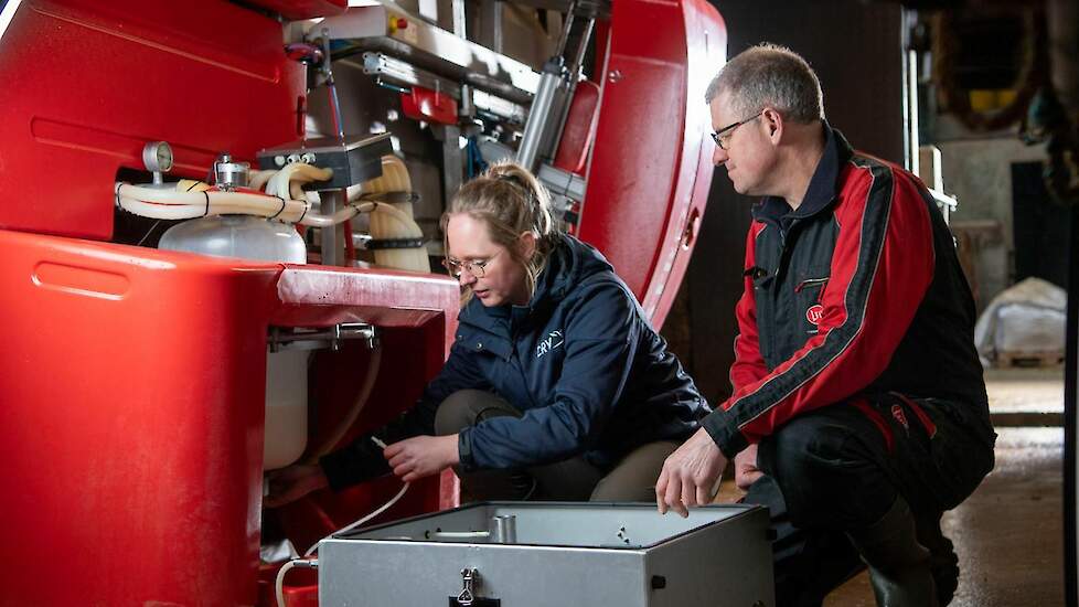 Melkcontrole bij de melkrobot. Circa een op de drie boeren in Nederland werkt met een automatisch melksysteem.