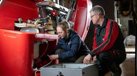 Melkcontrole bij de melkrobot. Circa een op de drie boeren in Nederland werkt met een automatisch melksysteem.