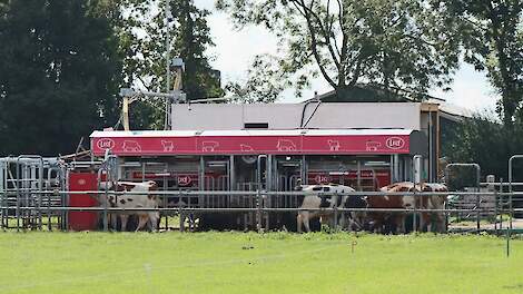 Mobiele melkrobot in de wei