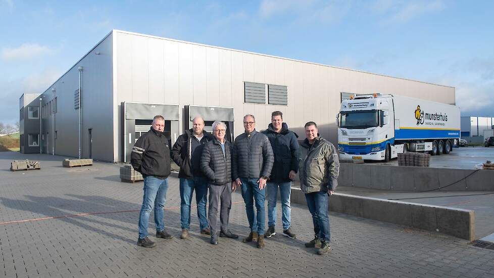 Chauffeur René Broekhuis, broedmeester Joost Mekenkamp, vader Ben Munsterhuis, Bert Munsterhuis en verkopers Frank Kroeze en Martin Kevelham voor de broederij van Munsterhuis in Bad Bentheim (DE) in januari 2022.