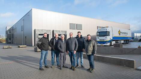 Chauffeur René Broekhuis, broedmeester Joost Mekenkamp, vader Ben Munsterhuis, Bert Munsterhuis en verkopers Frank Kroeze en Martin Kevelham voor de broederij van Munsterhuis in Bad Bentheim (DE) in januari 2022.