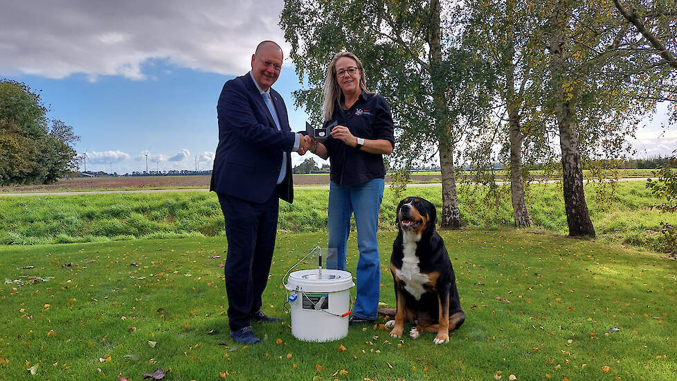 Landbouwgedeputeerde Jan Klopman overhandigt de Waarde-ring aan akkerbouwer Karin Bergmans-Elshof.