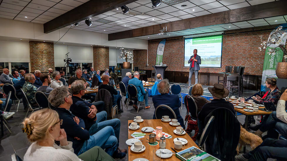 Ruim 110 aanwezigen luisteren naar de uitleg van Albert van der Ploeg van de Noardlike Fryske Wâlden over de gebiedsofferte.