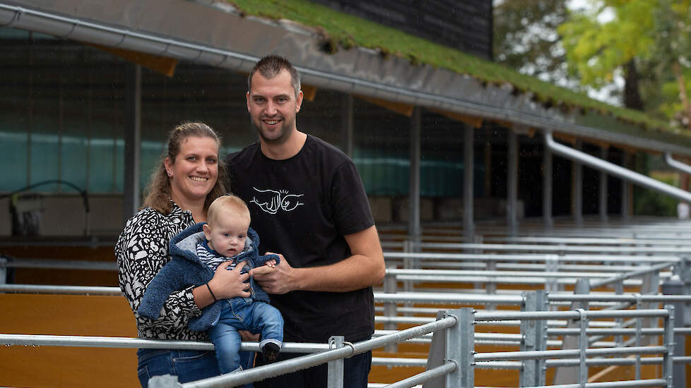 Roel en Demi Wikkerink met hun zoontje Gijs voor hun Zonvarken-stal.