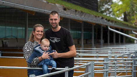 Roel en Demi Wikkerink met hun zoontje Gijs voor hun Zonvarken-stal.