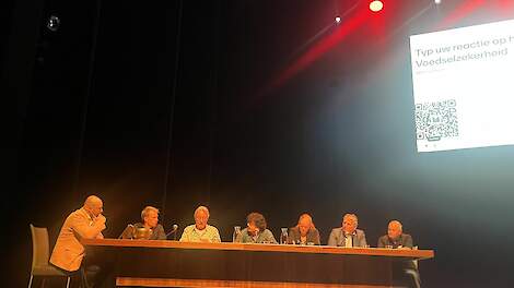 Het panel, tweede van links is melkveehouder Stan Kerkhof, vierde van links is Roy Meijer, voorzitter NAJK.