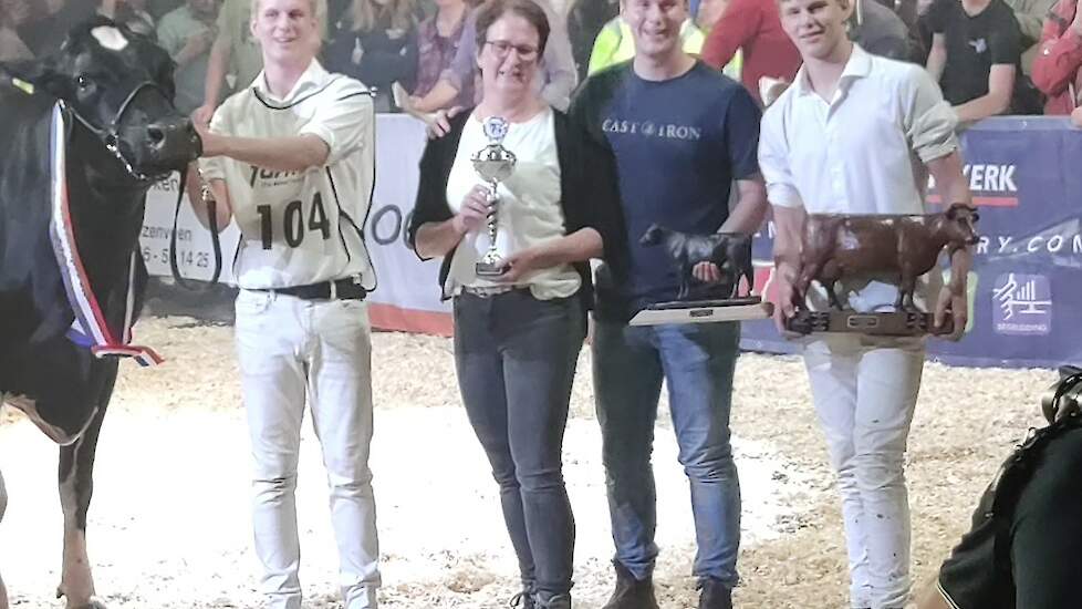 De familie Oude Hengel met Grietje 293 en de trofeeën voor het algemeen kampioenschap en de Ir. Anema-prijs voor de beste eigen gefokte koe van de keuring.