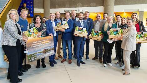 Vlnr: Jeanet Nijhof-Leeuw (PVV), Douwe Monsma (Bioplant), Caroline van der Plas (BBB), Max Aardema (PVV; voorzitter Kamercommissie), Cor Pierik (BBB), André Hoogendijk (BO Akkerbouw), Harm Holman (NSC), André Flach (SGP), Dick Hylkema (NAO), Adrie Vermeul