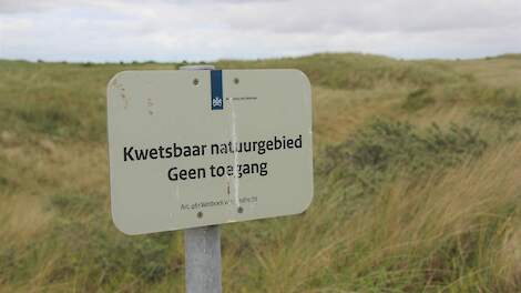 bord in de duinen met tekst kwetsbaar natuurgebied