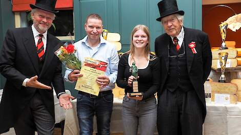 Familie Van der Plas neemt de wisseltroffee 'het Leidse Kaasmeisje' in ontvangst.