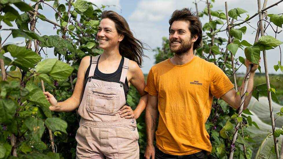 Anna de Vos en Fabio Vicino zoeken een perceel in de Randstad voor de stichting Onze Groenteboer.