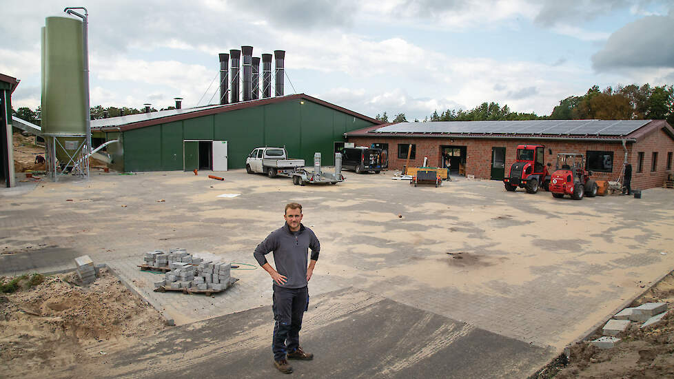 Familie Scholte houdt sinds begin oktober 15.000 biologische leghennen in één stal in het West-Duitse Itterbeck. Opvolger Melvin (foto) is blij met de nieuwe stal. „De leghennen zorgen voor risicospreiding naast onze akkerbouwtak."